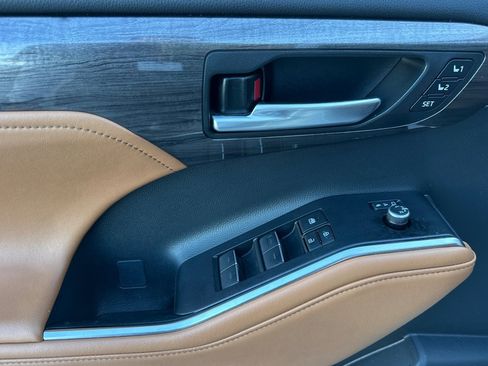 Used 2023 Toyota Highlander Platinum image 10