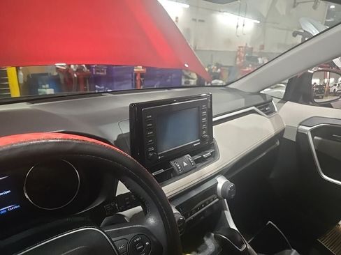 Used 2020 Toyota RAV4 XLE Premium AWD/4WD image 4