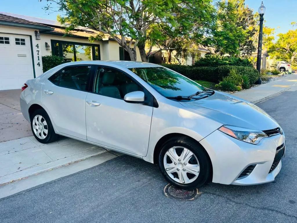 Used 2016 Toyota Corolla LE FWD image 2