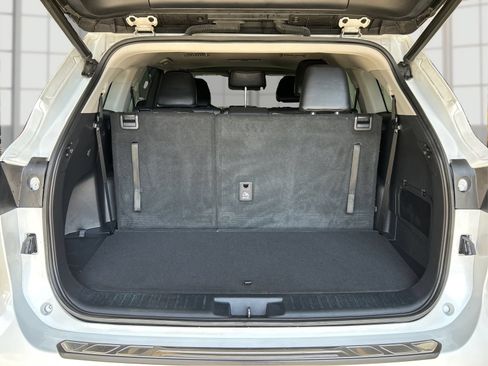 Used 2022 Toyota Highlander XLE AWD/4WD image 12