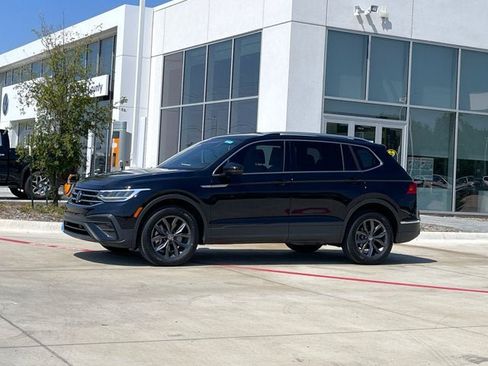 Used 2024 Volkswagen Tiguan SE FWD image 2