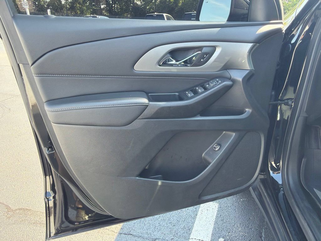 Used 2023 Chevrolet Traverse LT FWD image 17