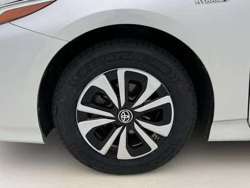 Used 2017 Toyota Prius Prime Premium image 31