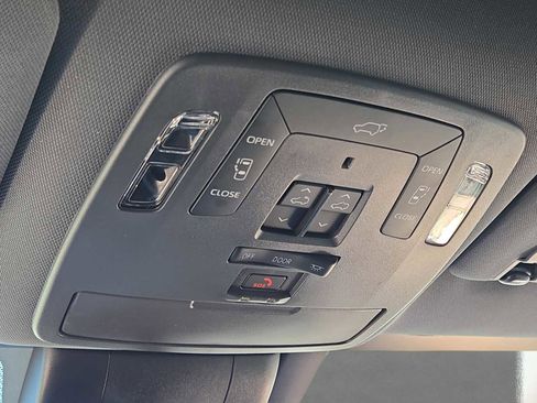 Used 2024 Toyota Sienna Platinum image 32