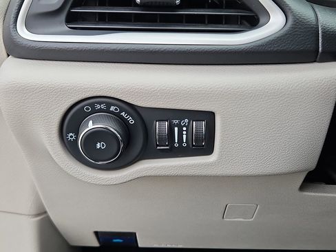 Used 2023 Chrysler Pacifica Touring-L FWD image 13