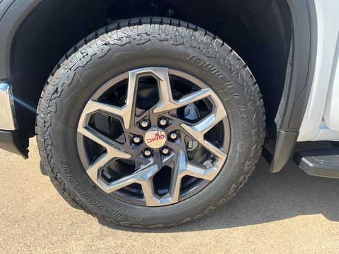 New 2026 GMC Sierra 1500 SLT image 27