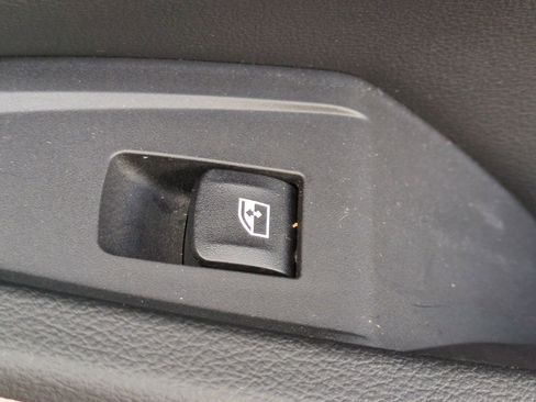 Used 2025 BMW 330i Sedan w/ M Sport Package image 40