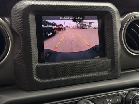 Used 2023 Jeep Gladiator Sport AWD/4WD image 16