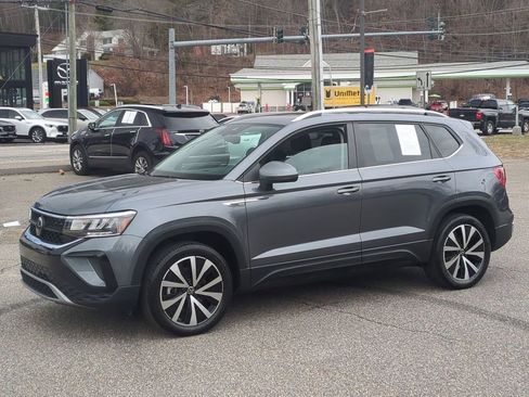 Used 2023 Volkswagen Taos SE AWD/4WD image 2