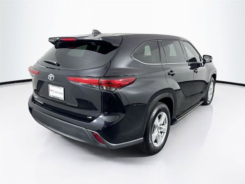 Certified 2022 Toyota Highlander LE image 9