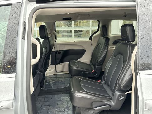 Certified 2024 Chrysler Pacifica Touring-L image 11