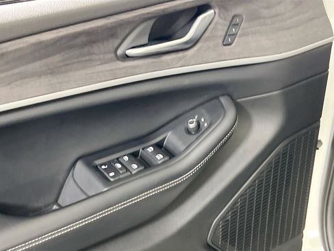 Used 2023 Jeep Grand Cherokee Limited image 18