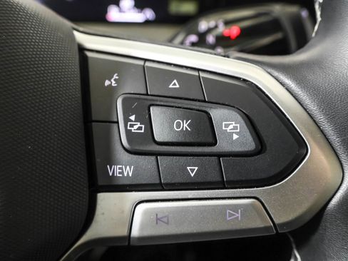 Used 2025 Volkswagen Tiguan SE w/ Panoramic Sunroof Package image 28