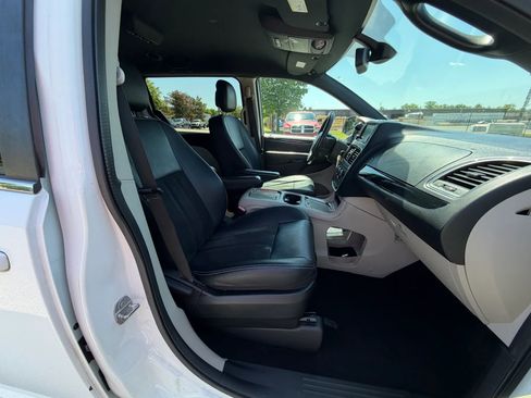 Used 2019 Dodge Grand Caravan SXT FWD image 13