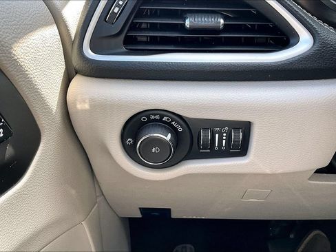 Used 2023 Chrysler Pacifica Touring-L FWD image 16