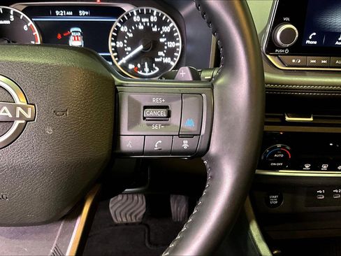 Used 2025 Nissan Rogue SV FWD image 13