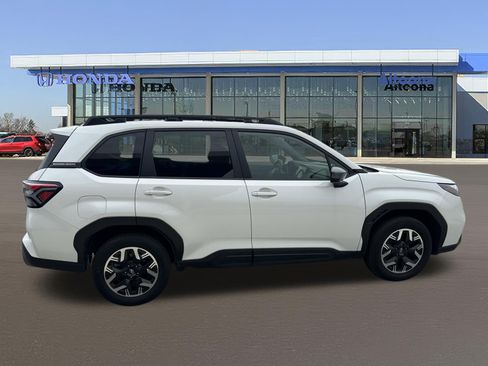 Used 2025 Subaru Forester Premium AWD/4WD image 5