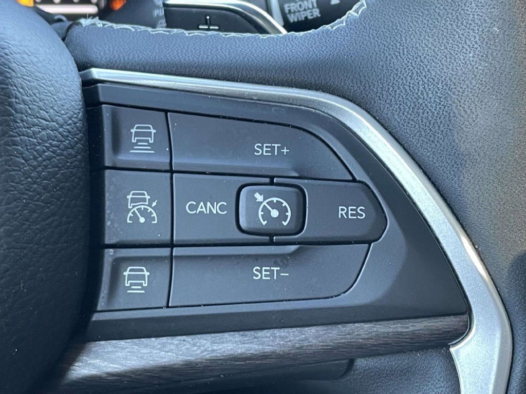 Used 2023 Jeep Grand Cherokee Limited AWD/4WD image 32