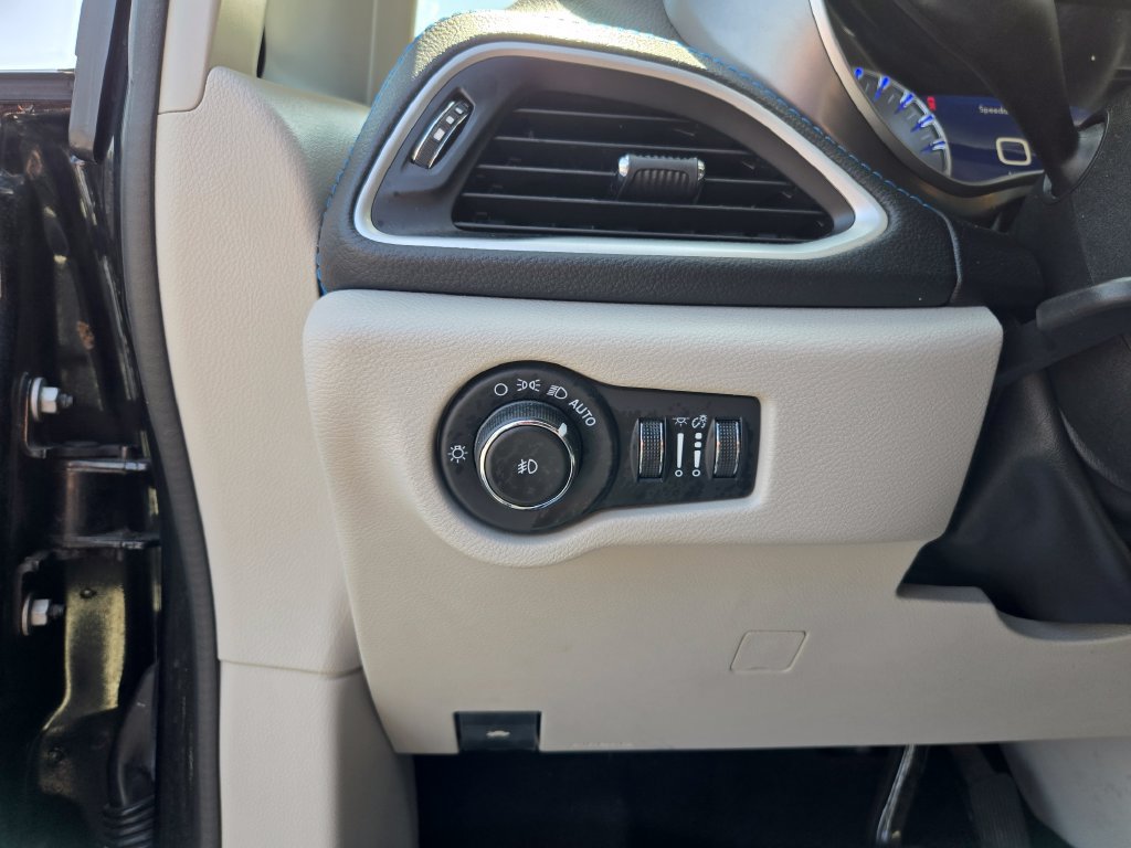 Used 2021 Chrysler Pacifica Touring-L w/ Uconnect Theater Family Group AWD/4WD image 16