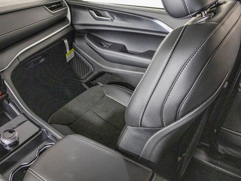 New 2025 Jeep Grand Cherokee Laredo image 34