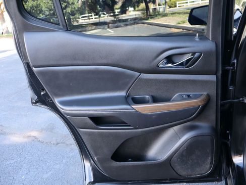 Used 2021 GMC Acadia SLE image 26