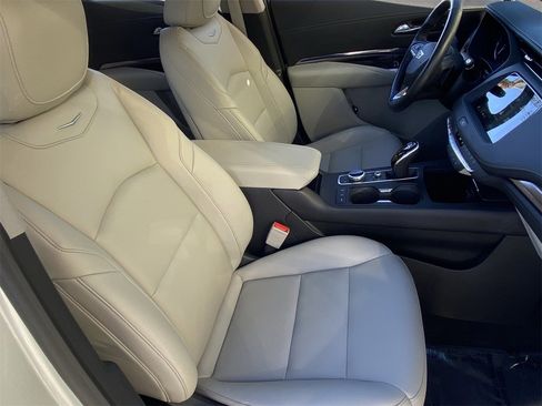 Used 2021 Cadillac XT4 Luxury w/ Cold Weather Package image 11