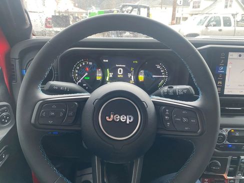 Used 2025 Jeep Wrangler Unlimited Rubicon 4xe image 13