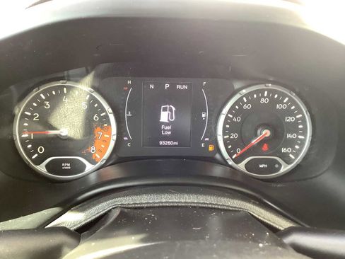 Used 2017 Jeep Renegade Latitude FWD image 18
