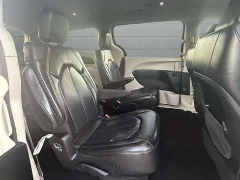 Used 2018 Chrysler Pacifica Touring-L image 16