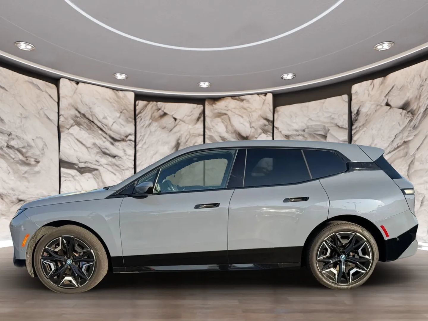 Used 2024 BMW iX xDrive50 w/ Sport Package AWD/4WD image 5