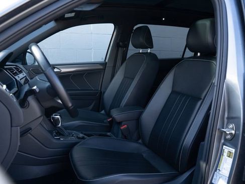 Used 2022 Volkswagen Tiguan SE R-Line image 5