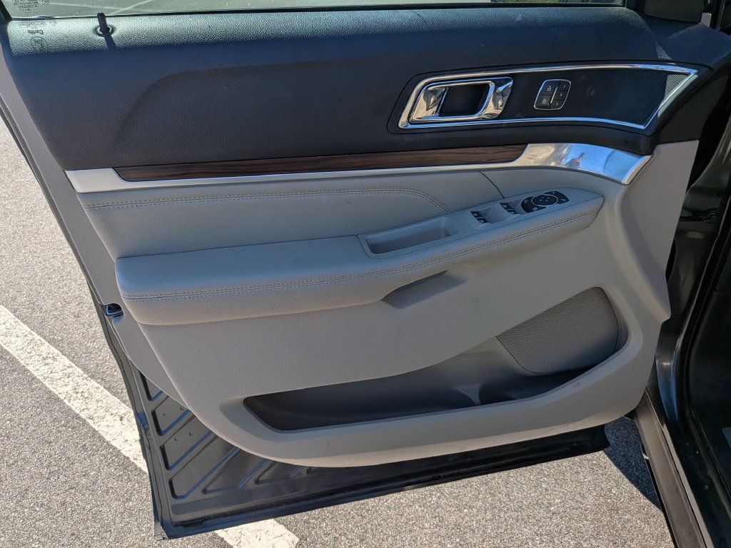Used 2019 Ford Explorer Limited w/ Class III Trailer Tow Package FWD image 8