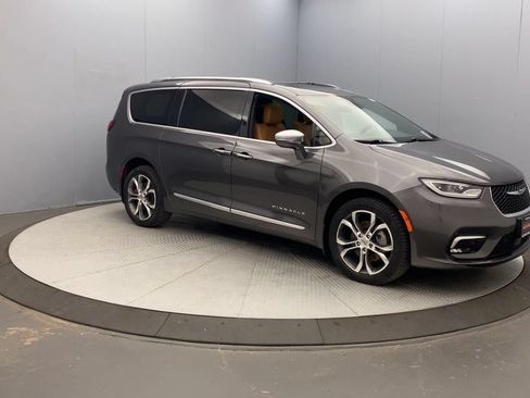 Used 2022 Chrysler Pacifica Pinnacle AWD/4WD image 7