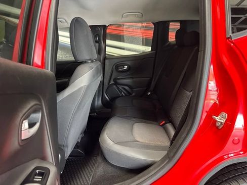 Used 2023 Jeep Renegade Latitude AWD/4WD image 15
