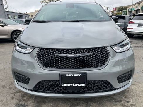 Used 2023 Chrysler Pacifica Limited w/ S Appearance Package FWD image 2