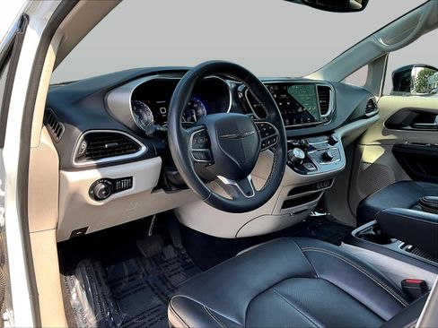 Used 2024 Chrysler Pacifica Touring-L FWD image 20