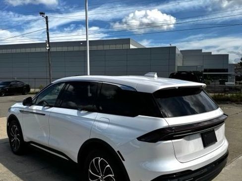 Used 2025 Lincoln Nautilus Premier AWD/4WD image 4