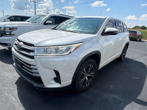 Used 2017 Toyota Highlander LE FWD image 1
