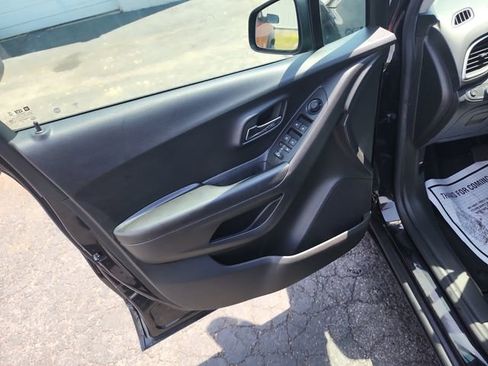 Used 2022 Chevrolet Trax LS w/ Tint and Cruise Package AWD/4WD image 17