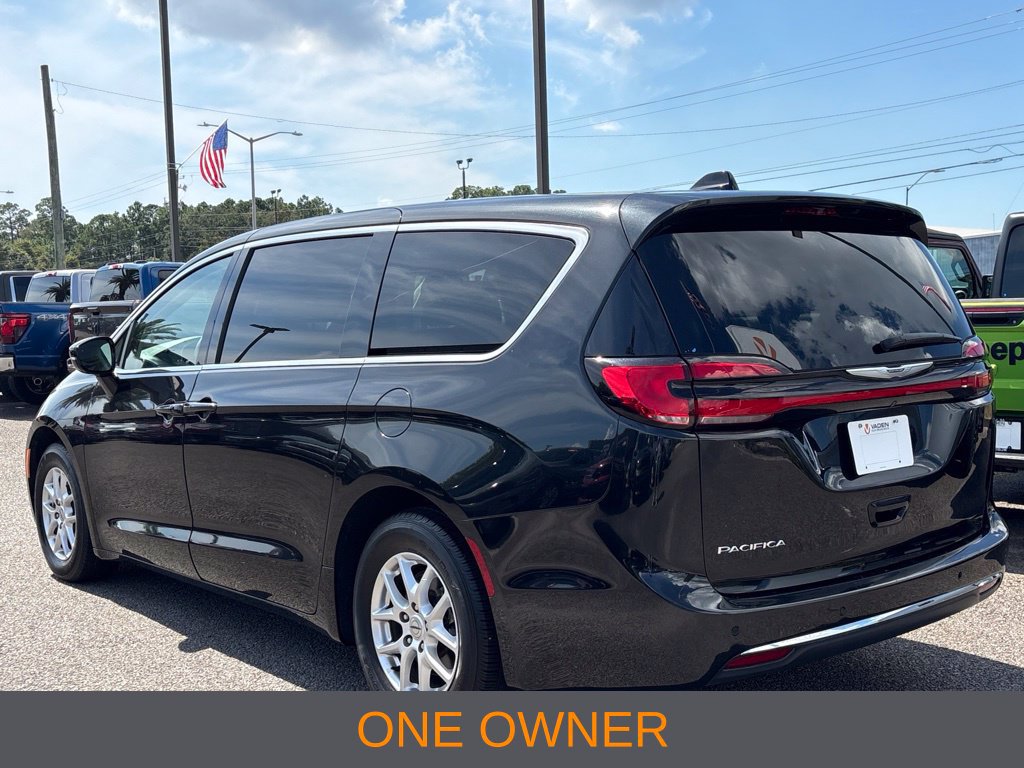 Used 2024 Chrysler Pacifica Touring-L FWD image 3