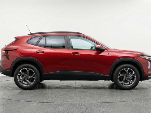 Used 2025 Chevrolet Trax LT FWD image 11