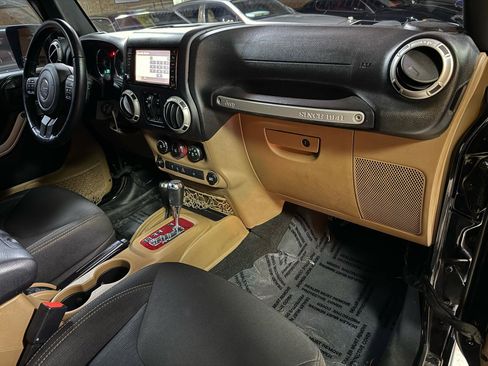 Used 2018 Jeep Wrangler Unlimited Rubicon w/ Dual Top Group AWD/4WD image 9