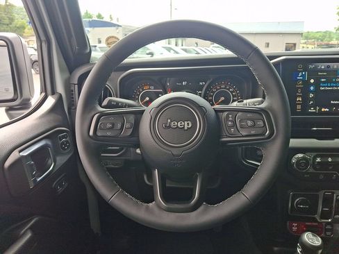 Used 2025 Jeep Wrangler Unlimited Rubicon w/ Convenience Group AWD/4WD image 19
