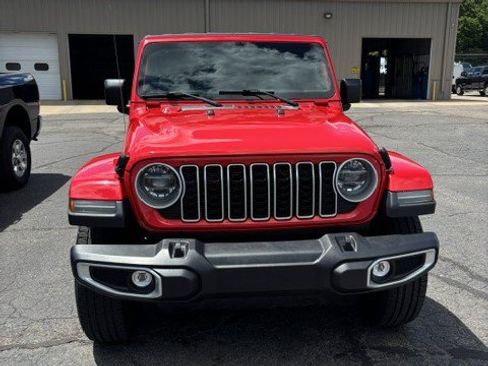 Used 2018 Jeep Wrangler Unlimited Sahara AWD/4WD image 3