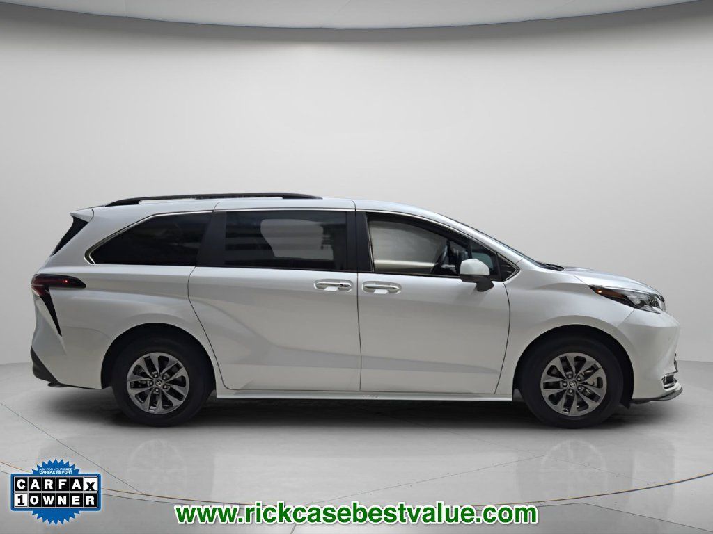 Used 2024 Toyota Sienna XLE FWD image 4
