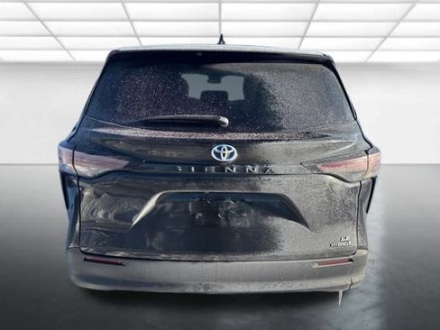 Used 2024 Toyota Sienna LE image 3