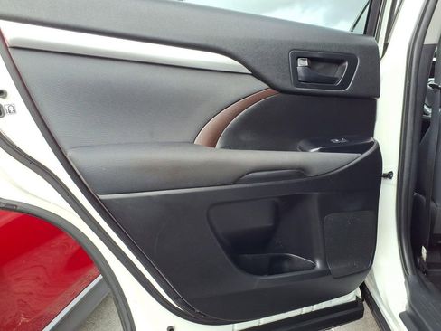 Used 2019 Toyota Highlander LE w/ Carpet Mat Package (TMS) image 22