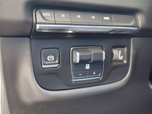 Used 2025 Cadillac Escalade Premium Luxury AWD/4WD image 21