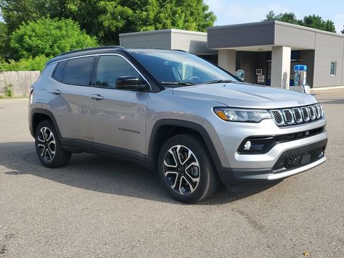 Used 2024 Jeep Compass Limited AWD/4WD image 3