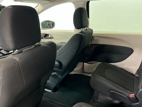 Certified 2023 Chrysler Voyager LX image 18